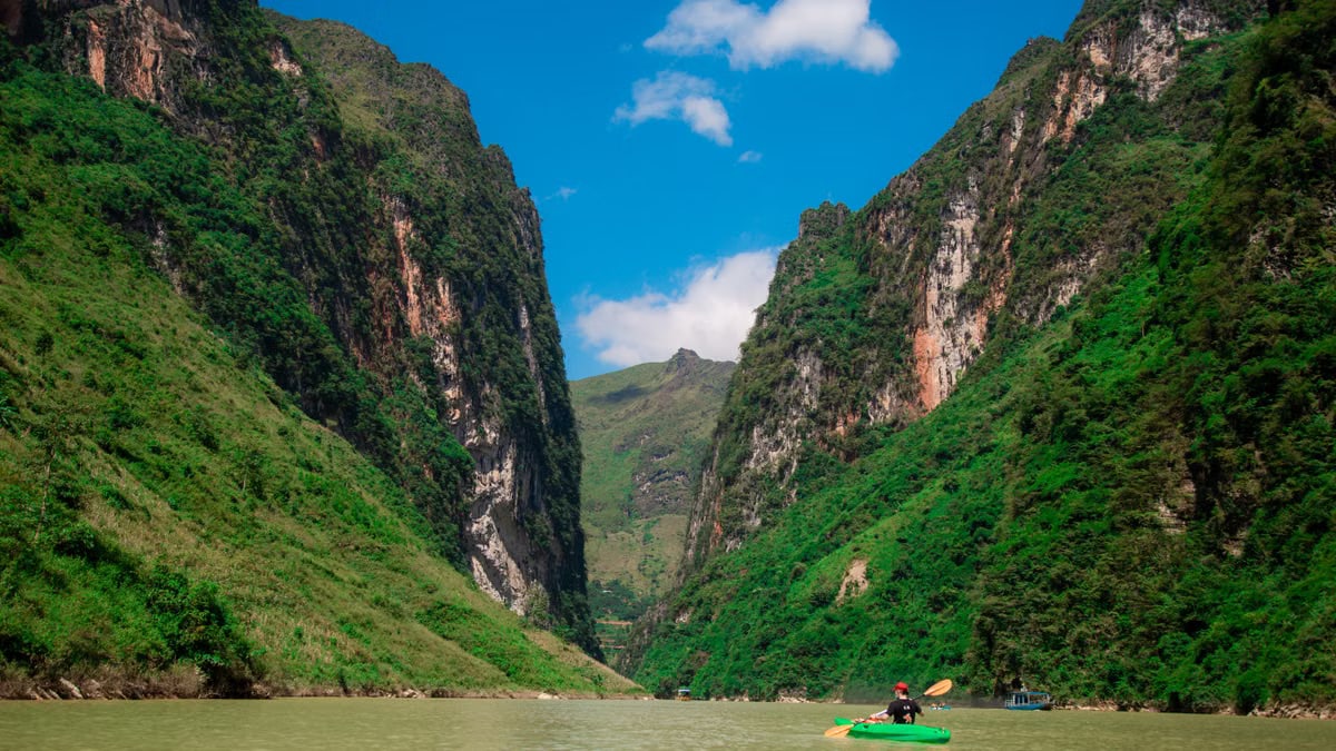Scenic view of a kayaker navigating Tu San Canyons on the Nho Que River in Việt Nam.